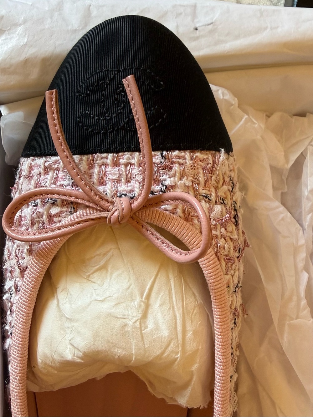 ✨CHANEL - Worn Once - Pink Tweed Ballet Flats with Black CC Cap-Toe (EU 40/US 9) - Picture 4 of 13